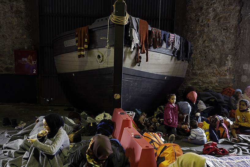 Пирей, Греция. Мигранты из Афганистана, временно размещенные на портовом складе