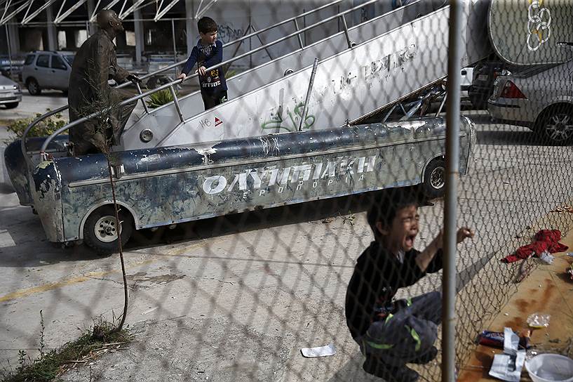 Афины, Греция. Дети мигрантов, временно размещенных на территории заброшенного аэропорта