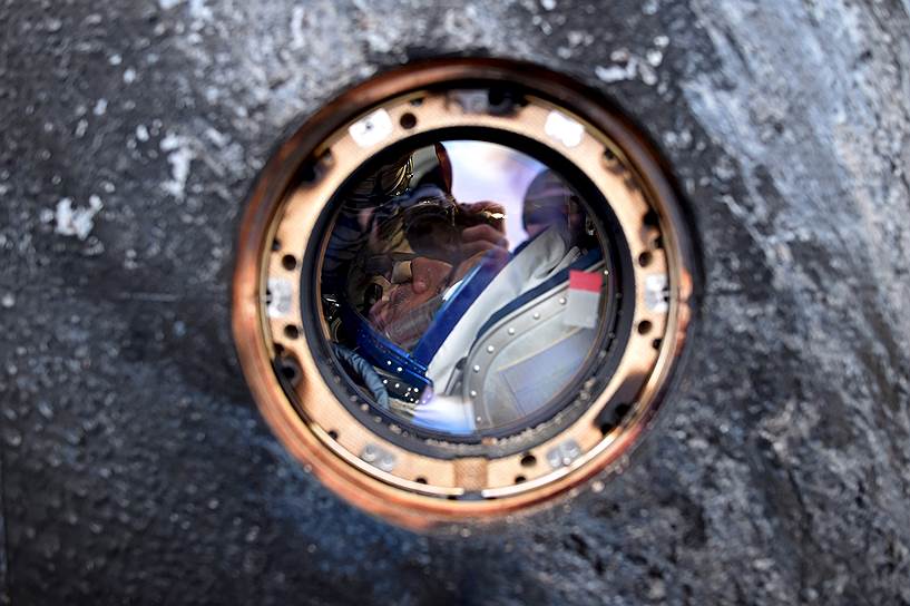 Жезказган, Казахстан. Космонавт Михаил Корниенко, вернувшийся с МКС, внутри спускаемой капсулы «Союз»