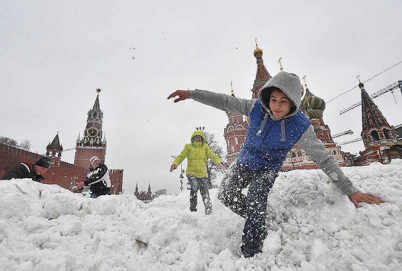 Москва, Россия. Дети, играющие на Васильевском спуске после сильнейшего снегопада