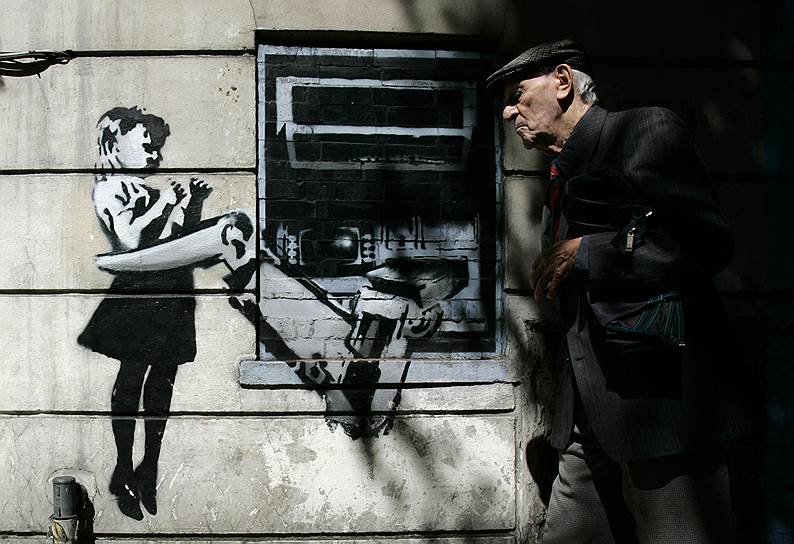 «Девочка и банкомат». Лондон, Англия