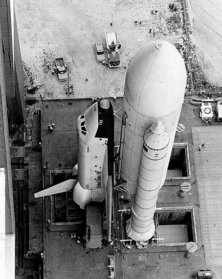 Официальной датой старта программы Space Shuttle считается 5 января 1972 года. Предполагалось, что первый полет космического корабля будет совершен в 1979 году, а потом челноки будут летать на орбиту 55-60 раз в год. Первый шаттл OV-101 получил имя Enterprise в честь звездолета из популярного телесериала Star Trek. В 1977 году челнок, предназначавшийся для отработки посадки на землю, совершил 17 пробных полетов в атмосфере. В 2011 году он был списан