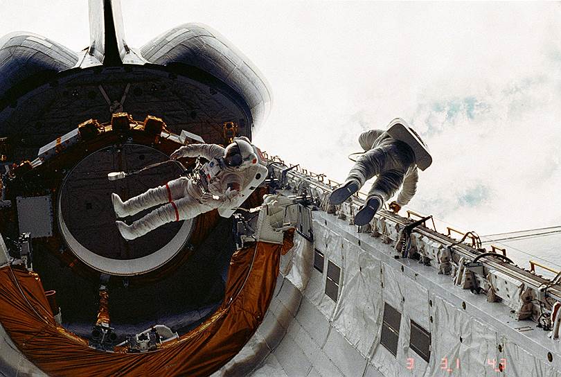 Члены экипажа Challenger — астронавты Фрэнклин Стори Масгрейв (слева) и Дон Петерсон во время выхода в открытый космос в апреле 1983 года. Выход продолжался 3 часа 50 минут