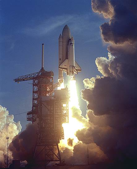 12 апреля 1981 года первый полет в космос совершил челнок OV-102, названный Columbia в честь парусника, на котором капитан Роберт Грей в 1792 году изучал внутренние воды Британской Колумбии. Под управлением Джона Янга и Роберта Криппена Columbia совершила 37 витков вокруг Земли и спустя три дня благополучно приземлилась в Калифорнии