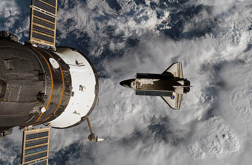 За 25 лет своей истории шаттл вывел в космос несколько межпланетных зондов, а также принимал участие в ремонте космического телескопа Hubble. Всего челнок совершил 33 полета, семь из которых — к российской космической станции «Мир»