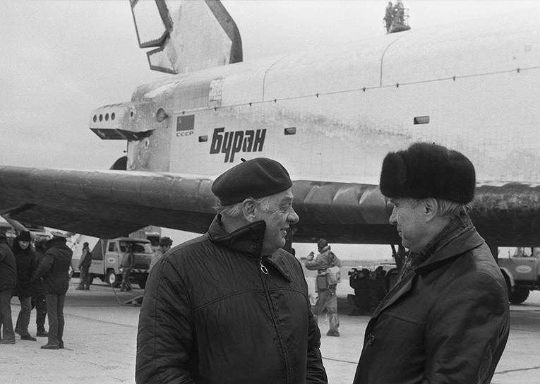 На фото: создатели «Бурана» Борис Губанов (справа) и Юрий Семенов (слева) на фоне своего детища