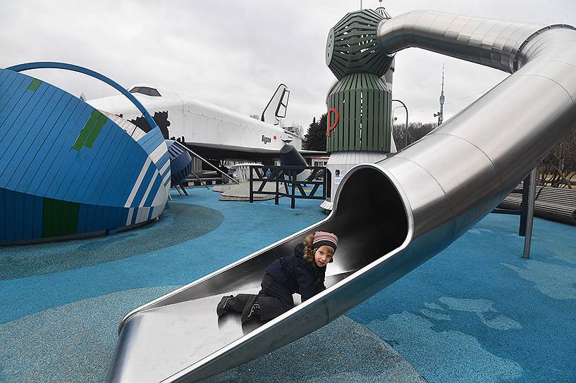 Полноразмерный макет «Бурана», который использовался для отработки воздушной транспортировки орбитального комплекса, до июня 2014 года стоял в Парке им Горького в Москве. Затем он был перемещен на территорию ВДНХ, где используется как музей