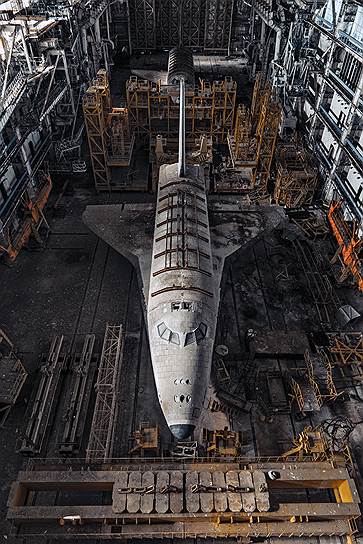 Второй летный экземпляр космического корабля «Буран» (на фото) в настоящее время хранится на Байконуре. Оригинал корабля, побывавший в космосе, был разрушен в 2002 году в результате обрушения крыши одного из корпусов космодрома