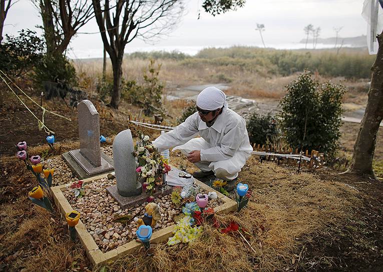 Во время цунами в марте 2011 года Норио Кимуре (на фото) потерял отца, жену и дочь. В память о своей семье Кимура установил памятник на холме возле своего дома, который расположен в нескольких километрах к югу от станции
