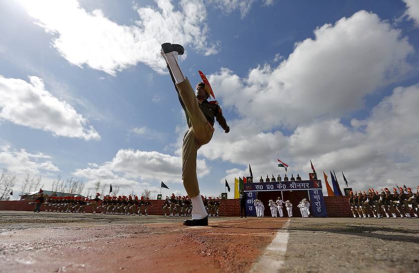 Шринагар, Индия. Церемония выпуска новобранцев пограничных сил после 44-недельного обучения