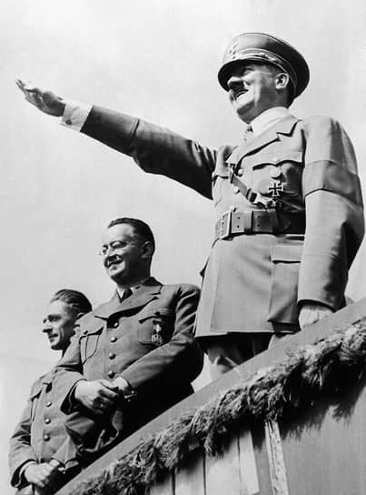 Согласно положениям Мюнхенского соглашения, Венгрии отошла вся Закарпатская Украина. «Карпатскую Украину Гитлер подарил венгерским палачам. Сделано это было, если не с явного одобрения Москвы, то во всяком случае в расчете на такое одобрение. Гитлер как бы говорит Сталину: &quot;Если б я собирался атаковать завтра Советскую Украину, я бы сохранил Карпатскую Украину в своих руках&quot;»,— писал Лев Троцкий. В результате действий нацистских преступников в период Второй мировой войны погибли миллионы людей