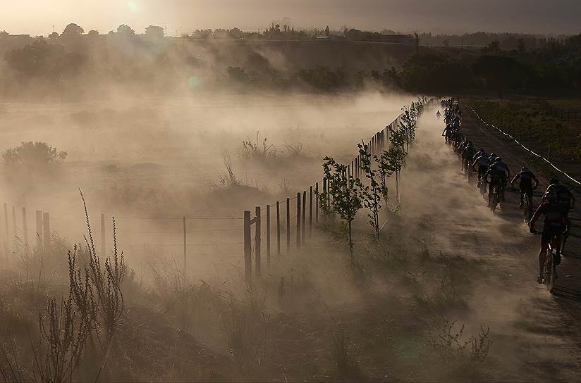 Саронсберг, ЮАР. Первый этап крупнейшей гонки на горных велосипедах Cape Epic, в которой более тысячи спортсменов должны преодолеть 650 километров горной местности