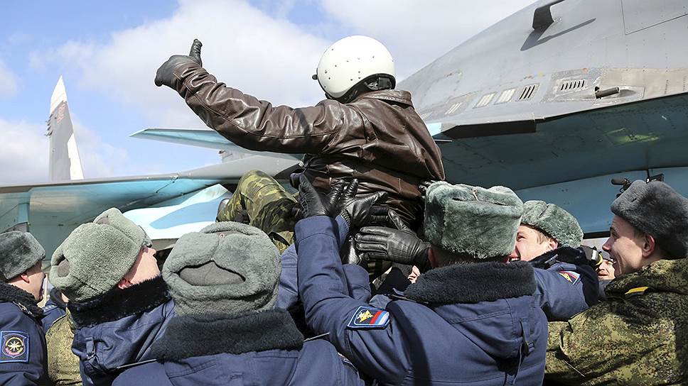 Первые военные летчики вернулись из Сирии в Россию