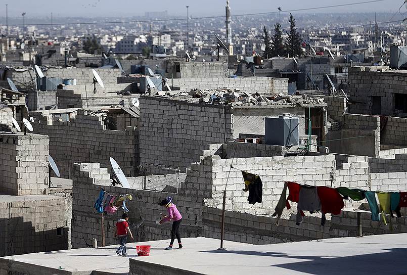 Дамаск, Сирия. Дети на крыше одного из домов в разрушенном войной районе