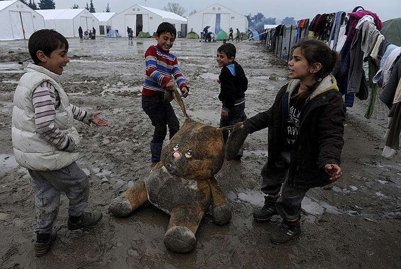 Идомени, Греция. Дети мигрантов, играющие на территории временного лагеря на границе с Македонией, где застряли тысячи беженцев