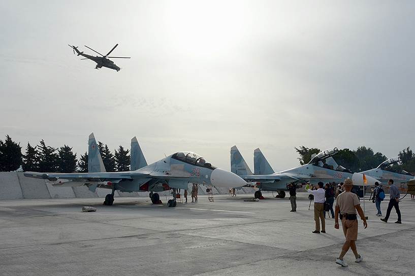 Российские истребители Су-30СМ на авиабазе Хмеймим в Сирии 