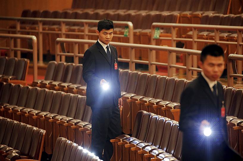 Пекин, Китай. Сотрудники охраны осматривают зал после заседания Всекитайского собрания народных представителей в Доме народных собраний