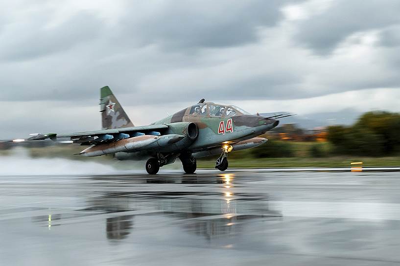 Сирия. Самолет Су-25, вылетающий с авиабазы Хмеймим на место постоянного базирования в Россию