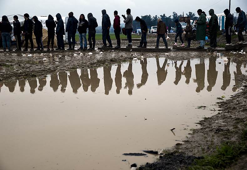 Идомени, Греция. Мигранты в очереди за горячим чаем
