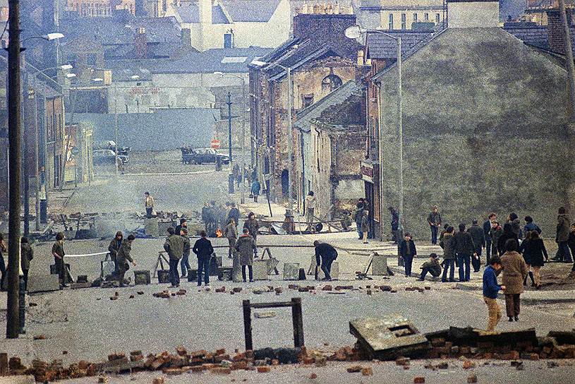 В 1972 году произошел расстрел мирных демонстрантов в Северной Ирландии, получивший название «Кровавое воскресенье». Митингующие протестовали против действий британской армии, арестовавших незадолго до этого 342 человек, заподозренных в связях с Ирландской республиканской армией (войсками Ирландии). Этот инцидент считается отправным в многолетнем противостоянии Северной Ирландии и Великобритании, закончившемся только в 1998 году. В ходе «Кровавого воскресенья» погибли 14 человек