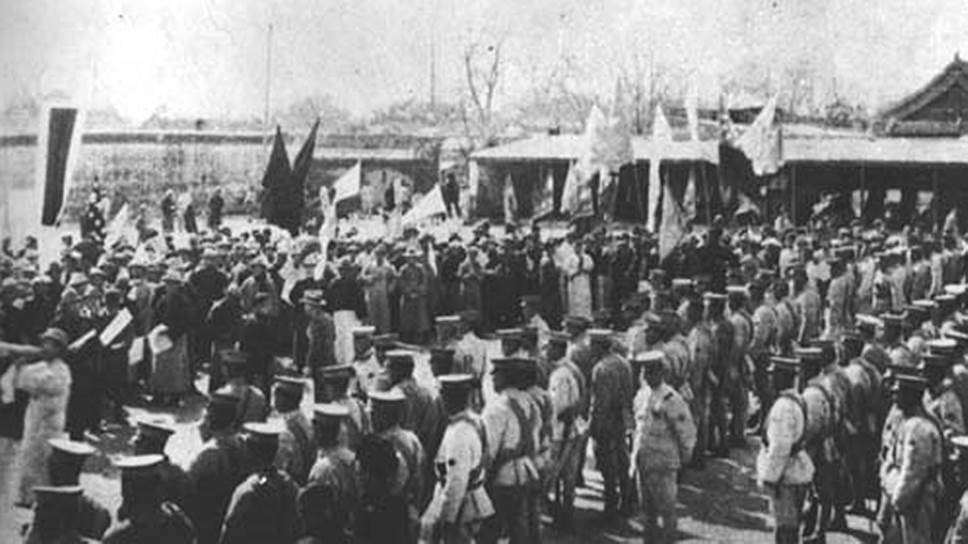 18 марта 1926 года в Пекине произошел расстрел мирной демонстрации на площади Тяньаньмэнь. Протестующие выступали против невыгодных для Китая «неравных договоров», заключенных между Китаем и европейскими странами, а также США и Японией после победы альянса над Китаем. В результате расстрела погибли 47 человек