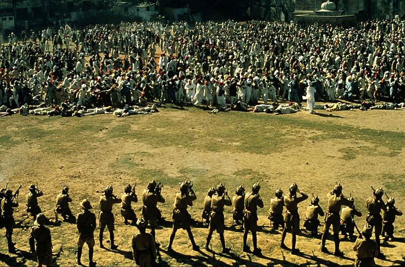 13 апреля 1919 года в индийском Амритсаре произошел расстрел британскими войсками индийской антиколониальной демонстрации, получивший название «Бойня в Амритсаре». Митинг произошел в ответ на принятие в Индии «Закона Роулетта», позволявшего англичанам арестовывать любого индийца, заподозренного в нелояльности к колонизаторам. По британским данным, общее число погибших индийцев составило 379 человек, согласно индийским подсчетам, было убито свыше 1 тыс. человек. События нашли отражение в фильме «Ганди» (кадр из фильма на фото) 1982 года, получившем множество наград, в том числе восемь премий «Оскар»