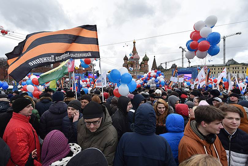 Участники митинга на Васильевском спуске в Москве