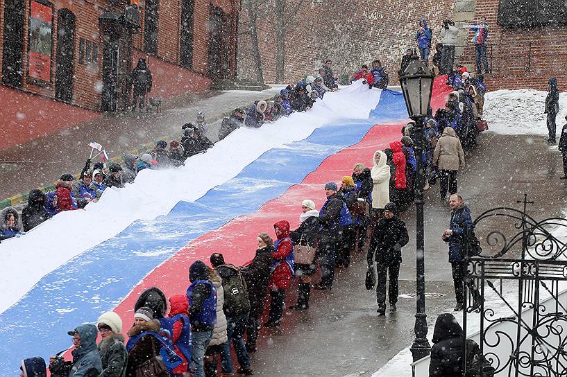 Участники митинга, посвященного годовщине воссоединения Крыма с Россией, в Нижнем новгороде