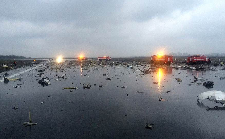 Обломки самолета Boeing 737-800 авиакомпании flydubai, который разбился под Ростовом-на-Дону, выполняя рейс FZ981