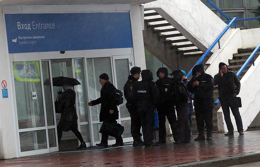 Сотрудники полиции возле здания ростовского аэропорта