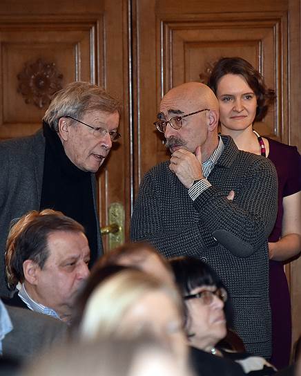 Писатель Виктор Ерофеев (слева) и художник Андрей Бильжо (в центре) на творческом вечере актрисы Чулпан Хаматовой «Пунктиром...» в посольстве Италии