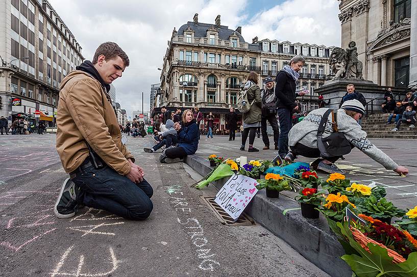 Жители Брюсселя приносят цветы в память о погибших и пострадавших в террористической атаке 