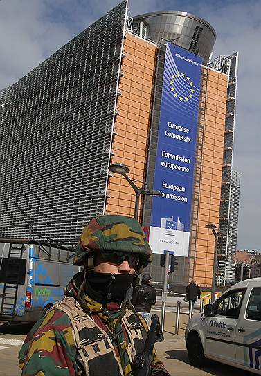 Военные патрулируют улицы, где расположены европейские институты