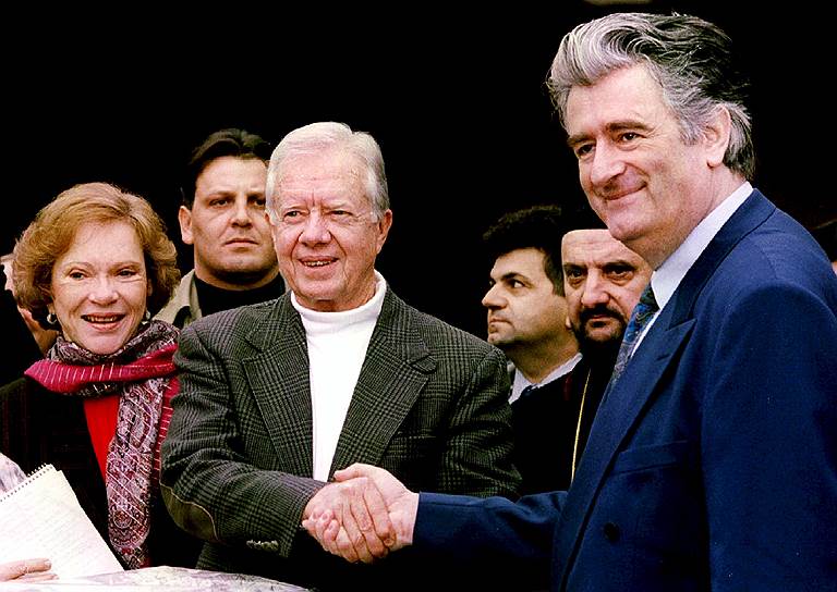 Мирный план США о разделе Боснии на три этнические части не встретил поддержки на референдуме в мае 1993 года и привел к ужесточению столкновений 
&lt;br>На фото Радован Караджич (справа) и бывший президент США Джимми Картер