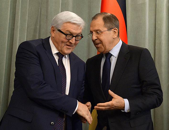 Министр иностранных дел Германии Франк-Вальтер Штайнмайер (слева) и министр иностранных дел России Сергей Лавров 