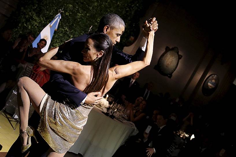 Буэнос-Айрес, Аргентина. Президент США Барак Обама танцует танго во время торжественного ужина в культурном центре Киршнера