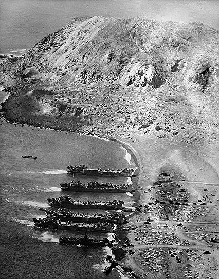 Япония перебросила на Иводзиму почти 20 тыс. солдат, 46 артиллеристских расчетов, 65 минометных расчетов, 33 противокорабельных орудия, 94 крупнокалиберных и 200 мало- и среднекалиберных зенитных расчета, 69 противотанковых расчетов, 24 танка. Генерал-лейтенант Тадамити Курибаяси расположил основные силы обороны в глубине острова, выбрав тактику войны на истощение. Кроме того, он установил на юге Иводзимы отдельные боевые позиции