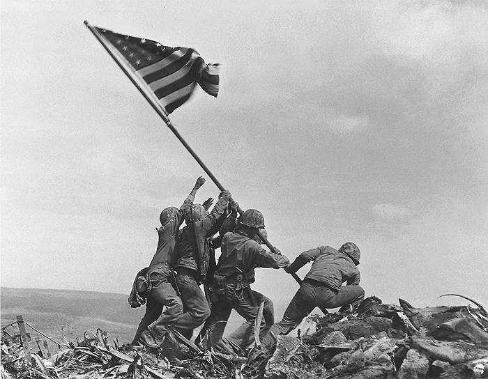 20 февраля около 30 тыс. американских солдат, переживших высадку, благодаря большому количеству бронетехники, подобрались к горе Сурибачи. Важнейшее для американцев событие произошло 23 февраля 1945 года. Патруль из 41 человека направился на вершину горы, где им удалось водрузить американский флаг. Подъем флага на самой высокой точке острова стал знаковым событием в американской истории и символом победы над Японией