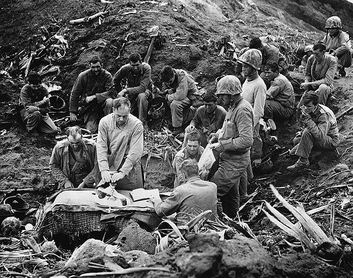 Из 22 тыс. японских военных выжили чуть более тысячи — они были взяты в плен. Остальные погибли в бою, либо, не желая сдаваться врагам, подрывали себя гранатами в пещерах. С американской стороны из 70 тыс. человек 6,8 тыс. погибли или пропали без вести, 19,2 тыс. человек были ранены