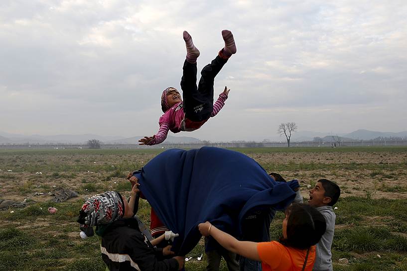 Идомени, Греция. Дети мигрантов, играющие во временном лагере у границы с Македонией