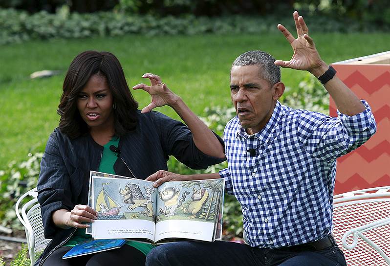 Вашингтон, США. Мишель и Барак Обама читают пасхальную сказку детям возле Белого дома