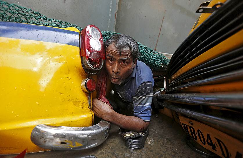 Калькутта, Индия. Мужчина, застрявший под обломками обрушившейся автомобильной эстакады