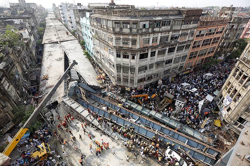 Калькутта, Индия. Работа спасателей на месте обрушения строящейся автомобильной эстакады