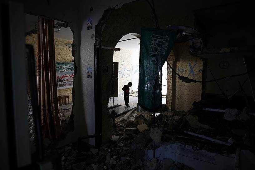 Хеврон, Палестина. Ребенок среди развалин дома