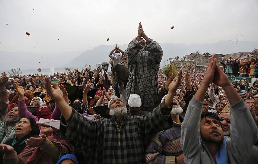 Шринагар, Индия. Мусульмане молятся при виде священной реликвии — волоса с бороды пророка Мухаммеда