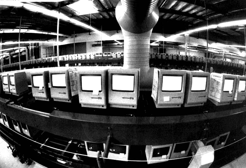 В 1985 году после коммерческого провала Apple III в совете директоров компании возникли разногласия, в результате которых Стив Джобс был практически отстранен от управления. Это вынудило его в скором времени покинуть компанию