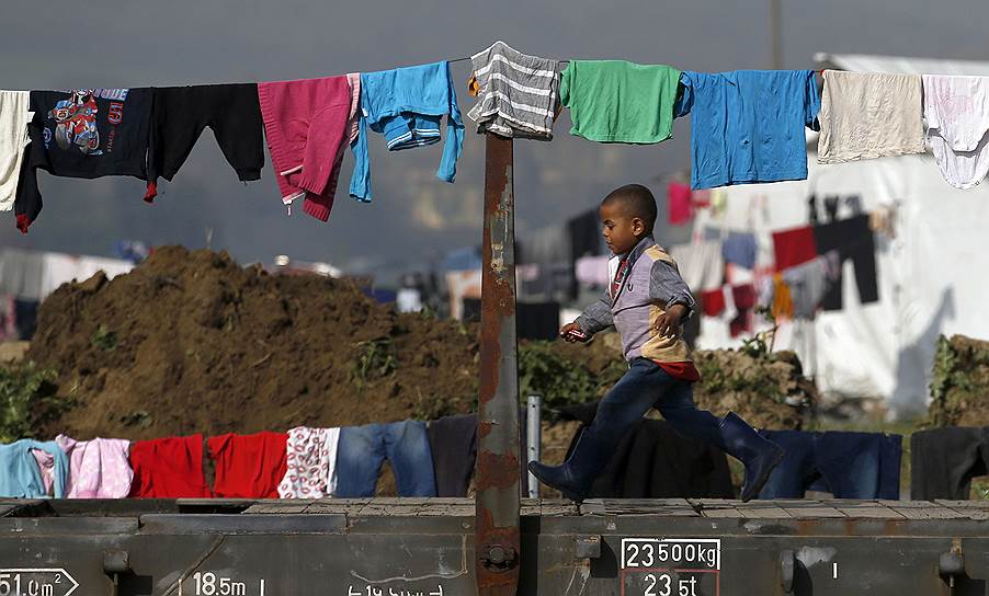 Идомени, Греция. Мальчик, бегущий по крыше вагона на железнодорожной станции возле лагеря мигрантов у границы с Македонией