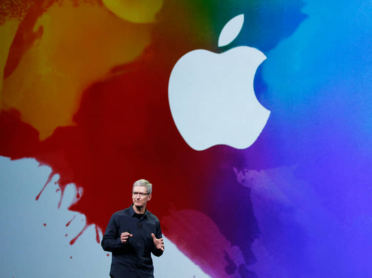 В 2011 году Стив Джобс покинул пост генерального директора Apple. Через несколько месяцев его не стало. Причиной смерти была злокачественная опухоль поджелудочной желелзы. Вместо Джобса главой компании стал Тим Кук (на фото)