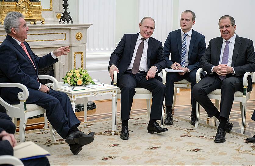 Президент России Владимир Путин (в центре), федеральный президент Австрии Хайнц Фишер (слева) и министр иностранных дел Сергей Лавров (справа)