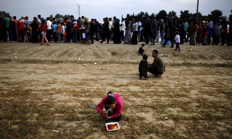 Идомени, Греция. Очередь мигрантов за едой в лагере у границы с Македонией